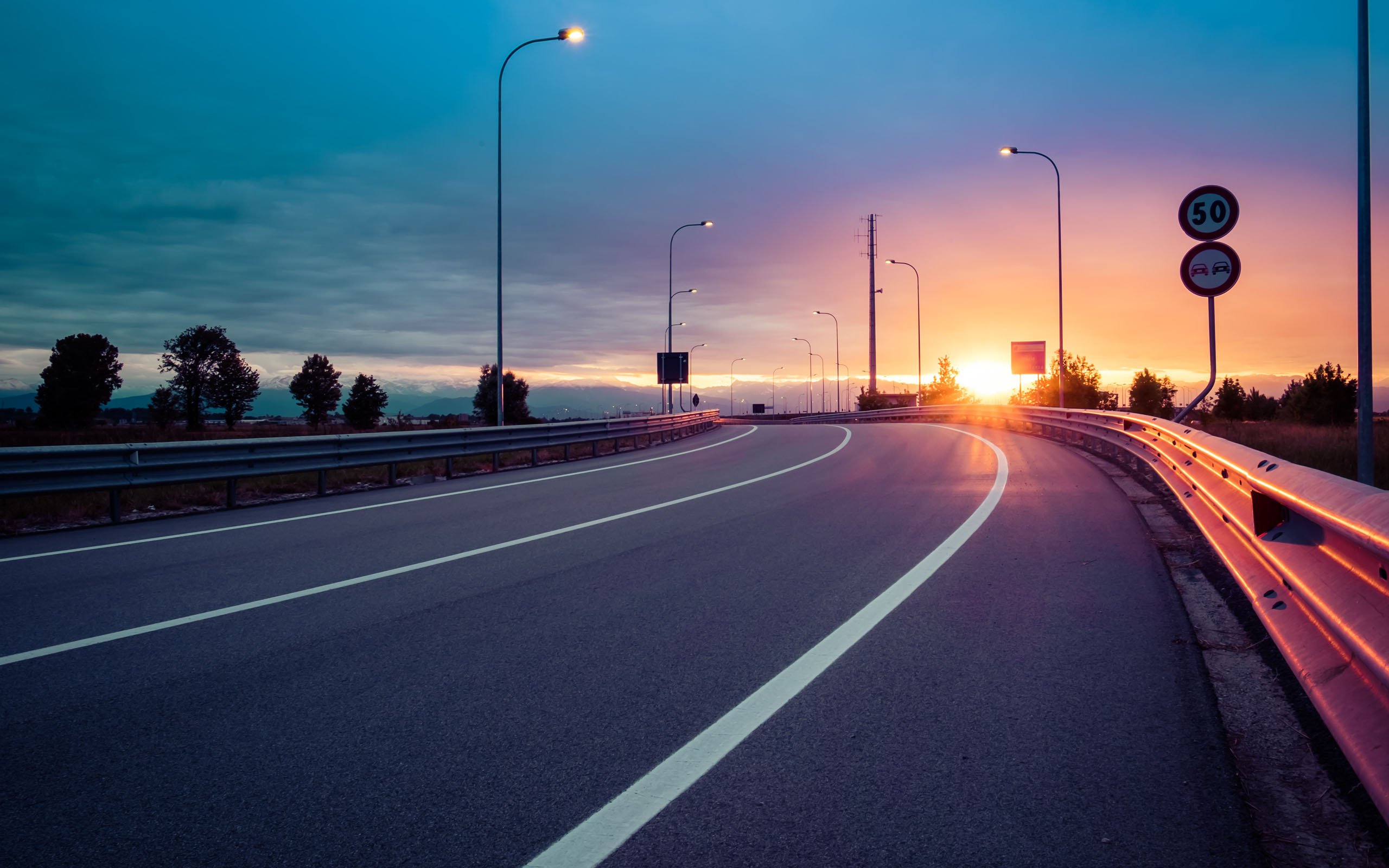 Strada e guard rail al tramont